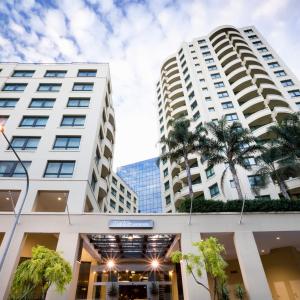 悉尼曼特拉帕拉马塔酒店的两座棕榈树城市的高楼