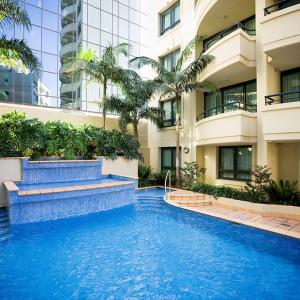 悉尼曼特拉帕拉马塔酒店的大楼前的游泳池
