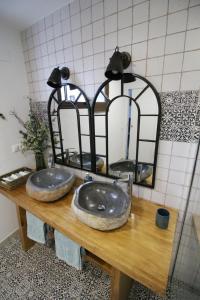 普里埃格·德·科尔多巴La Baranda de Priego的木桌上的两个水槽和两面镜子
