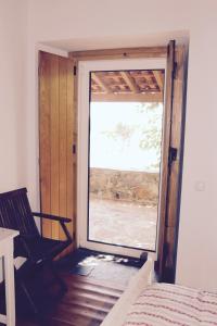 波塔莱格雷Casa da Pedra-Quinta do Briando的一间设有门的房间,可通向一个设有窗户的房间