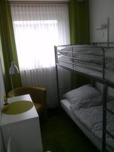 不来梅港Miramar的客房设有双层床、书桌和窗户。