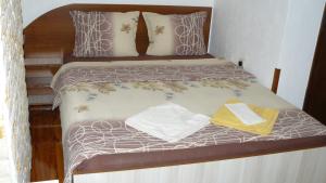 贝洛格拉奇Geto Apartment的一张带两张床垫的床和两张毛巾