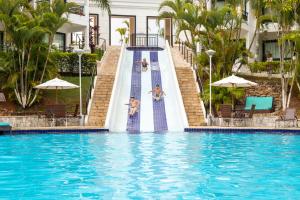 伊塔佩瓦Vale Suíço Resort的度假村内带滑梯的游泳池