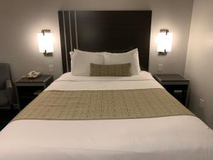 滨海城沙堡酒店 的一张大床,位于酒店房间,设有两个床头柜