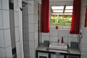 布伦茨河畔金根Ferienwohnung Giessl的一间带水槽和窗户的浴室