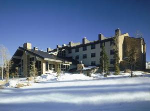 布赖恩峰钻石度假村雪松度假酒店的前面有雪的大建筑