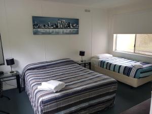 卡尔斯菲利普岛别墅酒店的一间卧室设有两张床和窗户。