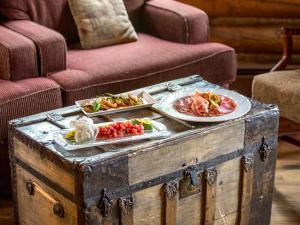 基斯通Ski Tip Lodge by Keystone Resort的箱子顶上一张桌子,上面放着两盘食物