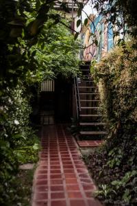 萨尔塔萨尔塔拉卡斯塔公寓的一条通往带楼梯的建筑的砖道