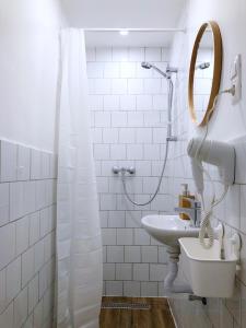 布达佩斯切斯康姆旅馆的白色的浴室设有水槽和镜子
