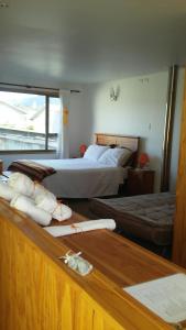 科伊艾科Cabañas Ancestros的一间卧室配有两张床和一张带毛巾的桌子。
