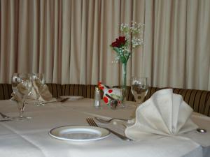 奥邦日欧洲乐伯乐酒店的一张桌子,上面有白色的桌布和花瓶