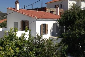 ChóraVillage House in Hora-Pythagorio, Samos Island的白色房子,有红色屋顶
