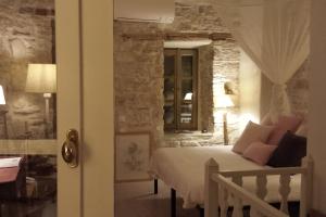 ChóraVillage House in Hora-Pythagorio, Samos Island的一间卧室设有一张床和石墙