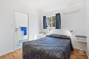 圣乔治Pelican Rest Tourist Park的一间酒店客房 - 带一张床和一间浴室