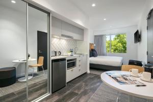 堪培拉Quest Canberra City Walk的一间小公寓,设有厨房和一间卧室