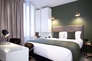 巴黎布雷迪酒店 - 巴黎火车东站的卧室设有一张白色大床和一扇窗户。