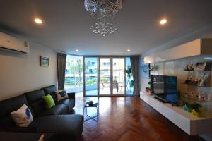 华欣Hua Hin Beachfront Condo的带沙发和吊灯的客厅