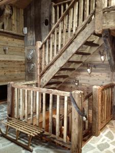 阿尔克河畔博讷瓦勒Chalet 1692的木楼梯,有长凳的房间