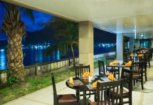 查亚普拉瑞士贝尔帕普亚酒店的一间设有桌椅并享有水景的餐厅