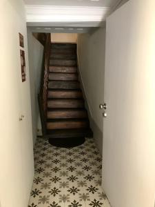 吉马良斯Casa Santa Luzia - Historic Centre的走廊设有楼梯,地面铺有瓷砖地板