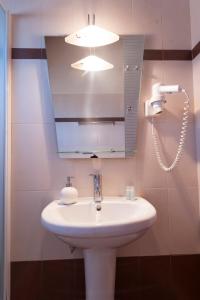 纳夫普利翁宜奥特艾酒店的浴室设有白色水槽和镜子