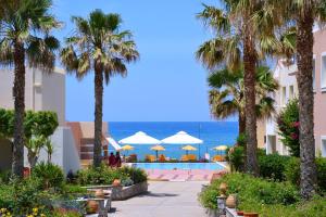 阿德里安诺斯坎波斯Galeana Mare Hotel Apartments by Gasparakis的享有海滩美景。