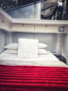 希尔克雷斯特Masinga的卧室配有一张大白色床和红色毯子