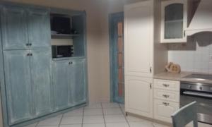 里奥马里纳La casina di Silverio的厨房配有蓝色橱柜和白色家电