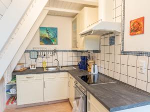 贝斯特维希Holiday home in Bestwig with private garden的厨房配有白色橱柜和水槽
