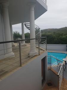 克尼斯纳Knysna Pearl View Guest House的大楼顶部带游泳池的阳台