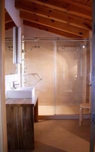 塞尔塞迪利亚如拉拉斯罗兹艾拉斯酒店的带淋浴和盥洗盆的浴室