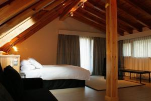 如拉拉斯罗兹艾拉斯酒店客房内的一张或多张床位
