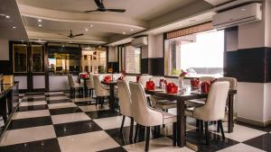 达兰萨拉D'Polo Club & Spa Resort的餐厅设有格子地板和桌椅