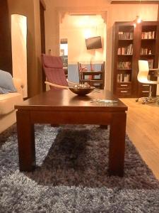 乌贝达-1-Igual que tu casa, garaje gratis, en el centro的一间客厅,客厅的地毯上配有木制咖啡桌