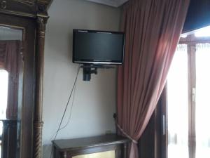 希洪贝戈尼亚酒店的平面电视位于客房的角落
