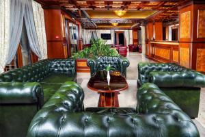 索非亚卡萨博雅纳精品酒店的客厅配有真皮沙发和桌子