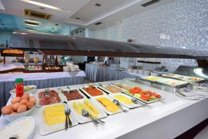 珀德垂那嘉拉斯普利特酒店的包含多种不同食物的自助餐