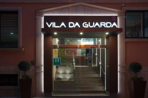 阿瓜尔达维拉德瓜达酒店的带有读Vla da guanda标志的酒店入口