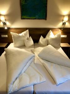 佩特诺伊阿尔贝格Harry´s Appartement的一张白色的大床,配有白色枕头