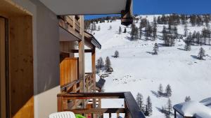 瓦尔chalet des rennes的阳台享有雪覆盖的山脉美景。