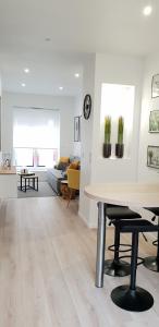 洛里昂Le P'tit Atelier, Terrasse privative的白色的客厅配有桌子和沙发