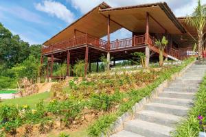 富国Phu Quoc Bambusa Resort的山丘上的房子,前面有楼梯