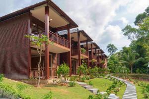 富国Phu Quoc Bambusa Resort的一座带前方路径的度假建筑
