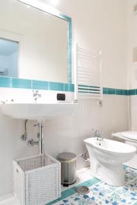 福尔米亚Home 41°的白色的浴室设有水槽和卫生间。
