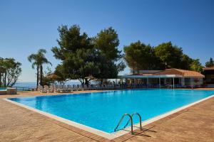 伊索拉迪卡波里祖托罗亚斯度假村的度假村旁的大型蓝色游泳池