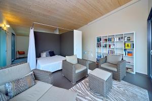 绍恩多夫Loft Apartments的一间卧室配有一张床和一张床铺及椅子