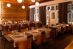 奥卢De Gamlas Hem Hotel & Restaurant的用餐室设有桌椅和窗户。