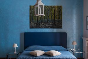巴里KiBari B&B的蓝色卧室配有蓝色的床和2个枕头