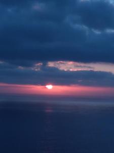 El RosarioCasa Nea的海洋上云层的日落